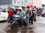 Nekat Terobos Banjir, Puluhan Motor Roda Dua di Ketapang Mogok