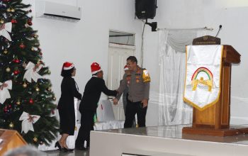 Kapolres Ketapang Turun Langsung Pantau Misa Natal di Gereja