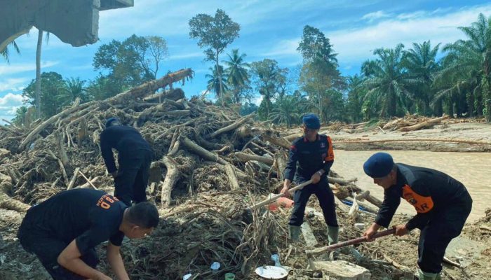 Brimob Polda Sumut Terjun Pulihkan Garoga: Rumah Warga dan Masjid Dibersihkan