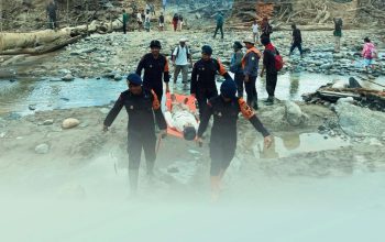 Gerak Cepat Brimob Sumut, Evakuasi Korban Banjir Bandang di Anggoli