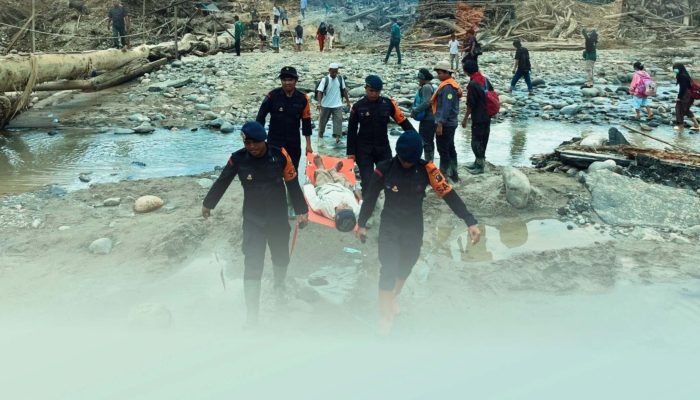 Gerak Cepat Brimob Sumut, Evakuasi Korban Banjir Bandang di Anggoli