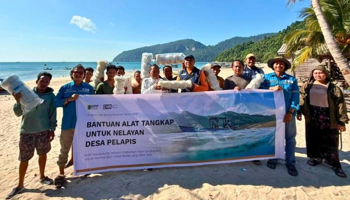 Perkuat Ekonomi Nelayan, PT DIB Salurkan 2.500 Alat Tangkap Ikan di Desa Pelapis