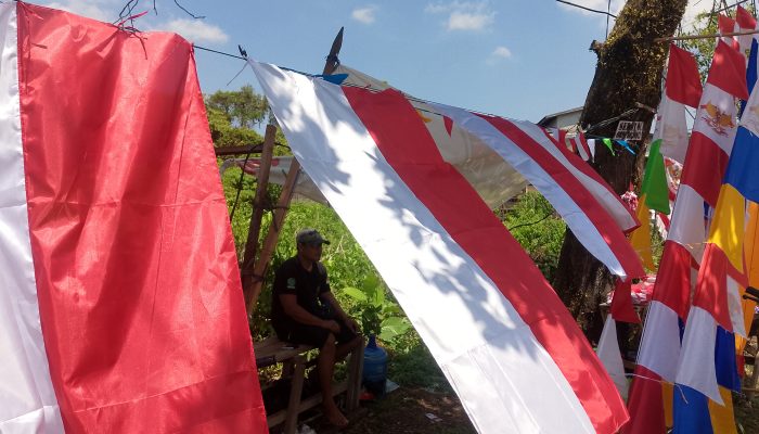 Semarak HUT RI ke-81, Pedagang Atribut Kemerdekaan Mulai Berjualan di Pinggir Jalan