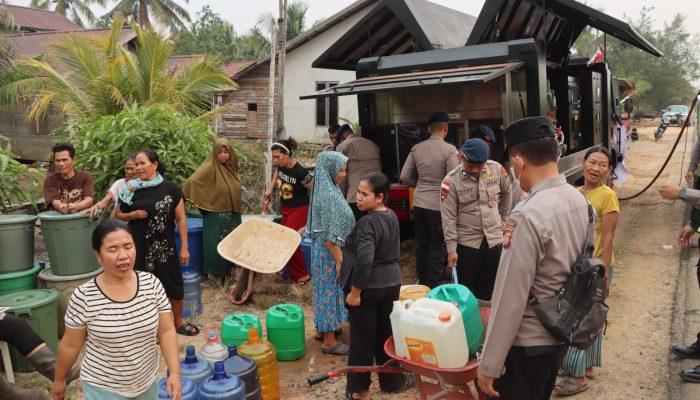 Polres Ketapang Salurkan 15 Ribu Liter Air Bersih ke Desa Tanjung Baik Budi