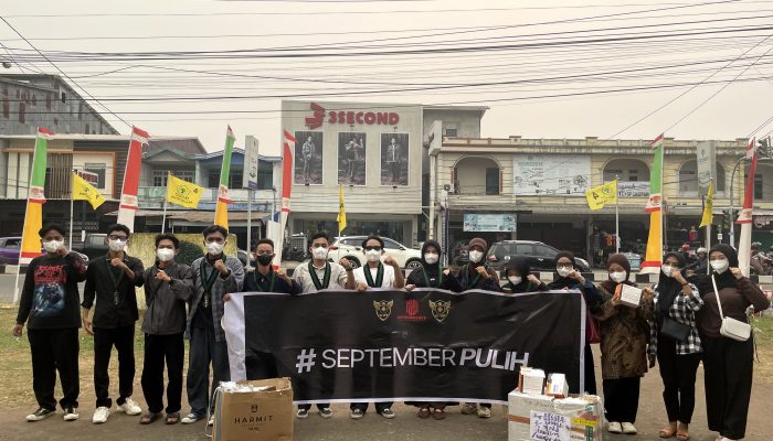 Ketapang Masih Diselimuti Kabut Asap, HMI Peduli Hadir Bagikan Masker kepada Masyarakat