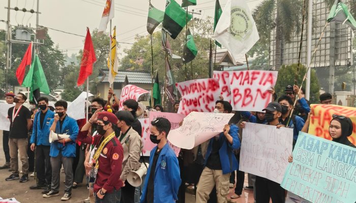Geruduk DPRD Ketapang, Mahasiswa Tuntut DPRD Gelar RDPU Terkait BBM dan Desak DPRD Awasi Dana Karhutla
