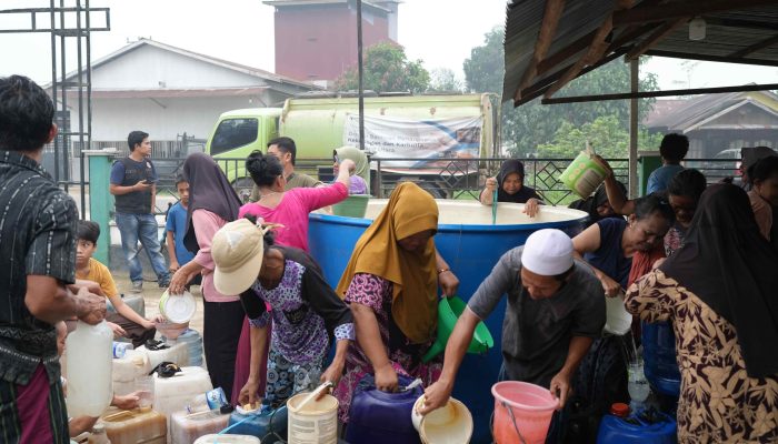Kemarau Panjang, KIPP dan BPBD Kayong Utara Salurkan Satu Juta Liter Air Bersih