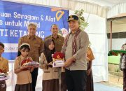 Program Unggulan Bupati Berlanjut, 6.000 Siswa SD Ketapang Terima Seragam dan ATS Gratis, Bantuan 2.500 Siswa SMP Menyusul