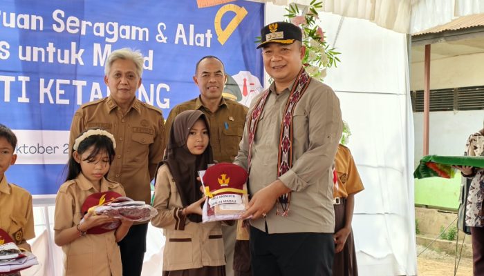 Program Unggulan Bupati Berlanjut, 6.000 Siswa SD Ketapang Terima Seragam dan ATS Gratis, Bantuan 2.500 Siswa SMP Menyusul